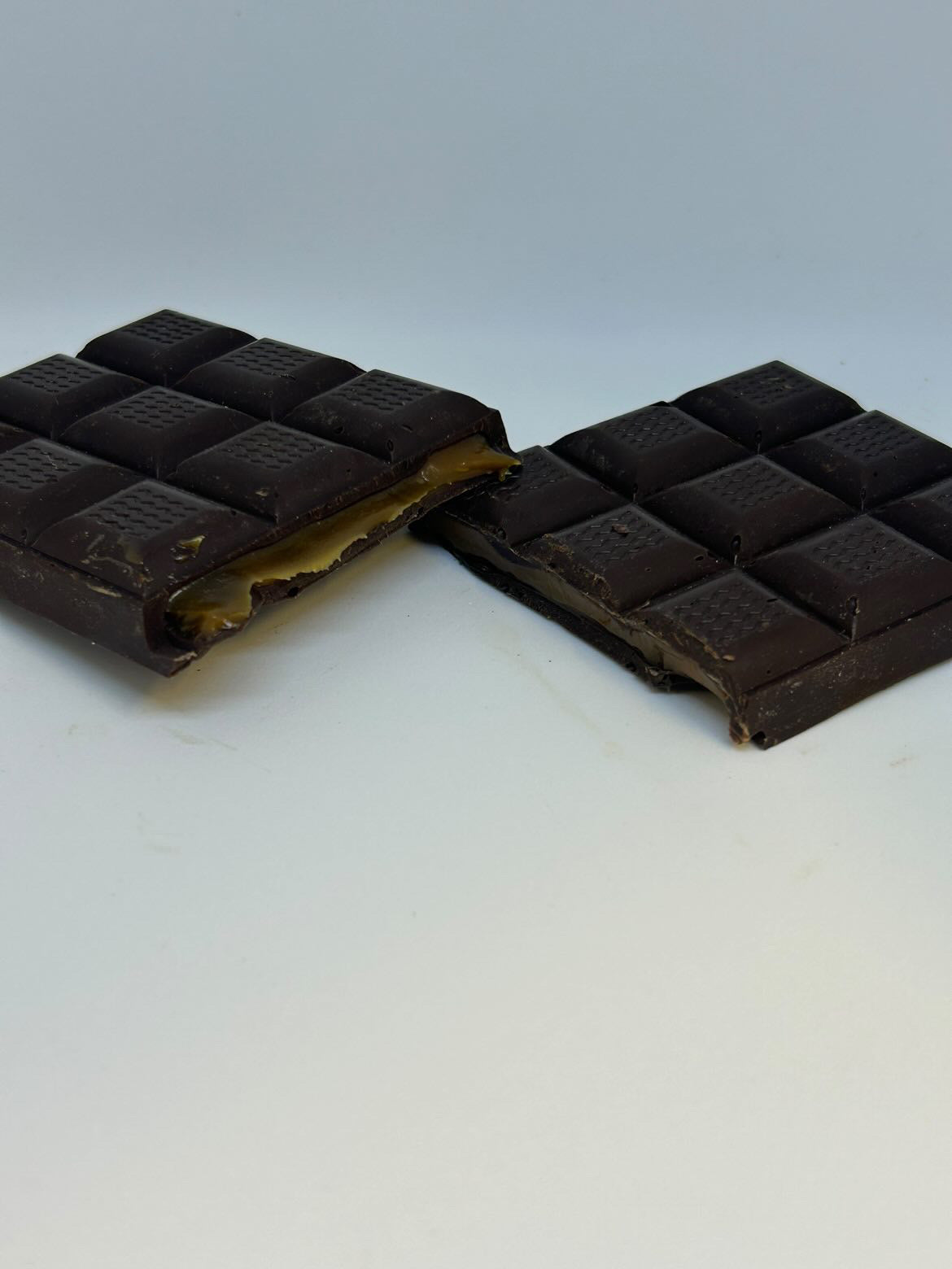 Tablette chocolats noir fourré au caramel beurre salé